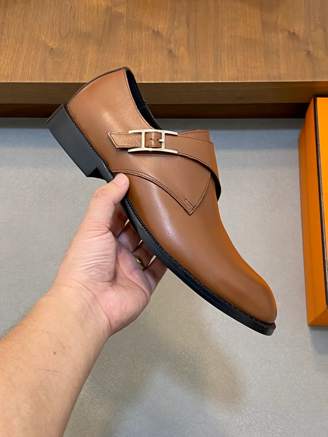 Men's shoes 💰780 HERMES/Hermès GAME slip-on loafers. These loafers are made of matte frosted calfskin. They are equipped with functional Kelly shoe buckles to easily create a fashionable urban style. They are equipped with genuine leather welts and lightweight grooved rubber foam outsole. They have genuine calfskin lining and silk-screen logo feet. They are slip-on design. They are novel and fashionable, with a handsome upper. Comes with a dust bag in the original box! Size: 39-40-41-42-43-44 standard leather shoe size (38/45 can be customized but does not support returns)
